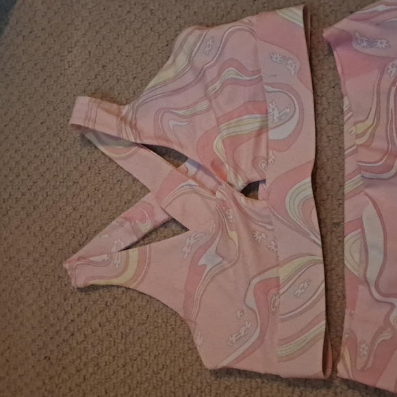 Fabletics; Oasis twist sports bra and pureluxe high waisted 6" shorts. Size L - Picture 2 of 8